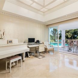 Exkluzívne! Vila s tenisovým kurtom a 700m od pláže, 560 m² – Marbella, Andalusia, Španielsko