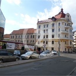 Prenájom lukratívnych nebytových priestorov v historickej budove v centre Banskej Bystrice, možnosť prenájmu