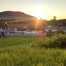 Predaj, pozemok pre rodinný dom 766m² Veľké Uherce, v tichej lokalite - EXKLUZÍVNE HALO REALITY