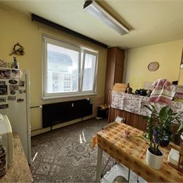 Ponúkame na predaj priestranný 3-izbový byt v dobrej lokalite Sídliska Sekčov, Prešov, ulica Sibírska, na