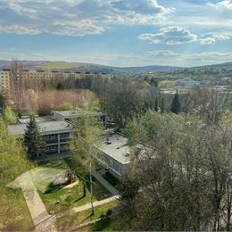 Ponúkame na predaj 4-izbový byt vo výbornej lokalite Sídliska III, ulica Mukačevská v Prešove, so šatníkom.