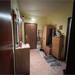 Ponúkame na predaj menší 3-izbový byt v užšom centre, na ulici Kotrádovej v Prešove, vo veľmi slušnom stave.