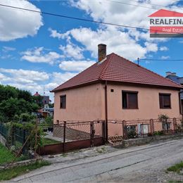 REALFINANC – 100% aktuálny ! 4 izbový rodinný dom s novou strechou zastavaná plocha 303 m2, pozemok 470 m2,