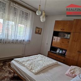 REALFINANC – 100% aktuálny ! 4 izbový rodinný dom s novou strechou zastavaná plocha 303 m2, pozemok 470 m2,