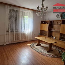 REALFINANC – 100% aktuálny ! 4 izbový rodinný dom s novou strechou zastavaná plocha 303 m2, pozemok 470 m2,