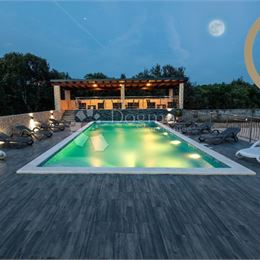 Krásna vila s bazénom a 6 apartmánmi – Vinišće, Marina, 570m2