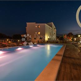 Krásna vila s bazénom a 6 apartmánmi – Vinišće, Marina, 570m2