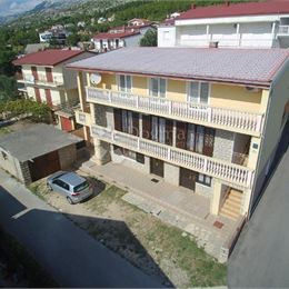 Dom so 6 apartmánmi pri mori – Starigrad, 385m2