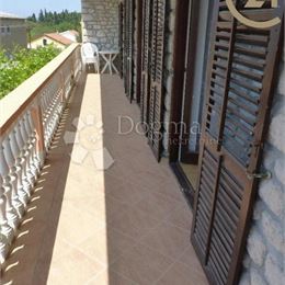 Dom so 6 apartmánmi pri mori – Starigrad, 385m2