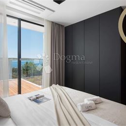 Krásna vila s bazénom blízko pláže – Starigrad, 240m2