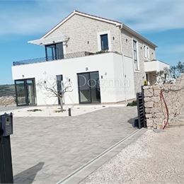 Vila s výhledom (V02) – Vodice, 400m2
