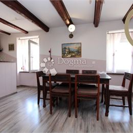 Dom s 3 bytmi – Umag, 180m2