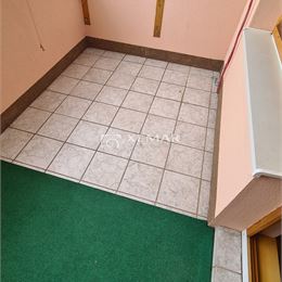 Na predaj veľkometrážny 3-izbový byt s lodžiou v Detve- Exkluzívne