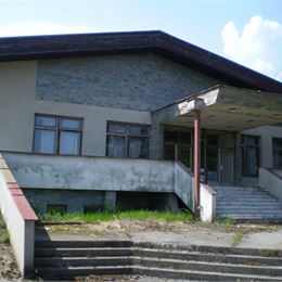 PREDAJ- bývalý kultúrny dom- 120.000,-€+ pozemky 20,-€/m2, Slatinské Lazy.