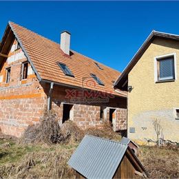 Na predaj rodinný dom s obytnou prístavbou, garážou, 1,57 ha pozemkom v obci Stožok