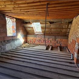 Na predaj rodinný dom s obytnou prístavbou, garážou, 1,57 ha pozemkom v obci Stožok