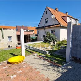 TUreality ponúka na predaj rodinný dom v Handlovej, pozemok 460m2