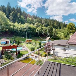 Štýlový drevodom s bazénom v obci Brusno, len 20km od BB. Celková výmera 778 m2.