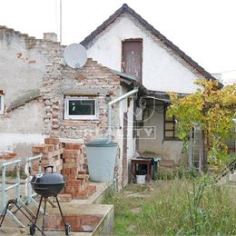 Stavebný 8,4 árový pozemok s malým starším domom v pokojnej časti obce Šenkvice pri Pezinku.