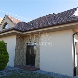 Malebný rodinný dom s úžitkovou plochou 142 m2 na 3,3 árovom pozemku pri okresnom meste Senec - Boldog.