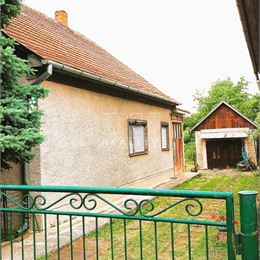 Na predaj rodinný dom v Malých Uherciach so záhradou a garážou - 1170m2