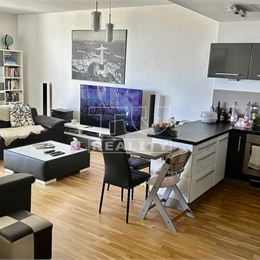 Slnečný 2-izbový byt s loggiou na Kolibe s výhľadom na Bratislavu