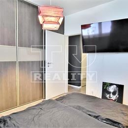  krásny 3-izbový byt s TERASOU, PREDZÁHRADKOU a PARKOVACÍM STÁTIM, Rovinka, 66 m2