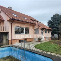  priestranný rodinný DOM v obrovským potenciálom, LIMBACH 730 m2