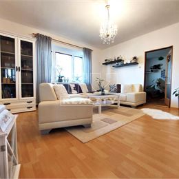 Na predaj útulný 4 izbový rodinný dom , postavený na krásnom pozemku o rozlohe 2200 m2 Radošina -Bzince