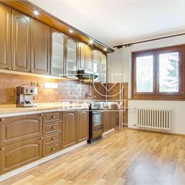 TUreality ponúka na predaj veľký rodinný dom na Sliači s pozemkom o výmere 622 m² po čiastočnej rekonštrukcii