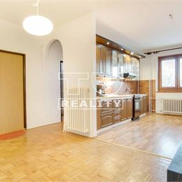 TUreality ponúka na predaj veľký rodinný dom na Sliači s pozemkom o výmere 622 m² po čiastočnej rekonštrukcii
