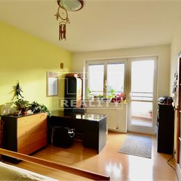 Slnečný 2-izbový byt s balkónom pri lese v bratislavskej Dúbravke, 55,73 m2