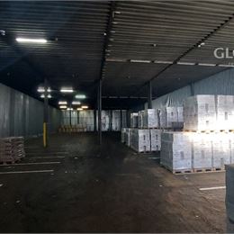 Skladovacie priestory s výmerou 830 m2 v areáli pri diaľničnom privádzači