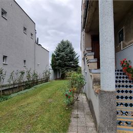 MICHALOVCE - SAMOSTATNE STOJACI 6i RD - PODPIVNIČENÝ - POZEMOK 1824M2