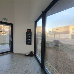 NOVOSTAVBA OPÁL - NOVÝ 1i BYT S TERASOU A PIVNICOU - GARÁŽOVÉ STÁTIE