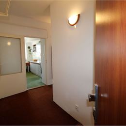 SEKURISOVA ul. - TEHLOVÝ SLNEČNÝ 2i BYT S LOGGIOU - 2x PARKOVANIE - NEPRIECHODNÉ IZBY