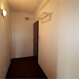 SEKURISOVA ul. - TEHLOVÝ SLNEČNÝ 2i BYT S LOGGIOU - 2x PARKOVANIE - NEPRIECHODNÉ IZBY