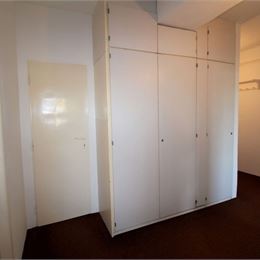 SEKURISOVA ul. - TEHLOVÝ SLNEČNÝ 2i BYT S LOGGIOU - 2x PARKOVANIE - NEPRIECHODNÉ IZBY