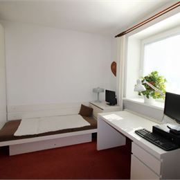 SEKURISOVA ul. - TEHLOVÝ SLNEČNÝ 2i BYT S LOGGIOU - 2x PARKOVANIE - NEPRIECHODNÉ IZBY