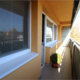 SEKURISOVA ul. - TEHLOVÝ SLNEČNÝ 2i BYT S LOGGIOU - 2x PARKOVANIE - NEPRIECHODNÉ IZBY