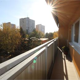 SEKURISOVA ul. - TEHLOVÝ SLNEČNÝ 2i BYT S LOGGIOU - 2x PARKOVANIE - NEPRIECHODNÉ IZBY