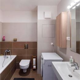 VILADOMY SLNEČNICE - MODERNÝ 2i BYT S BALKÓNOM - PARKOVACIE STÁTIE