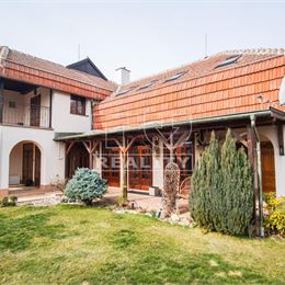 Jedinečná rodinná vila v Andovciach na rozsiahlom pozemku s garážou, 1154m2