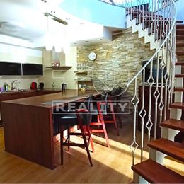TUreality ponúka na predaj veľký mezonetový byt v centre Topoľčian, 230m2