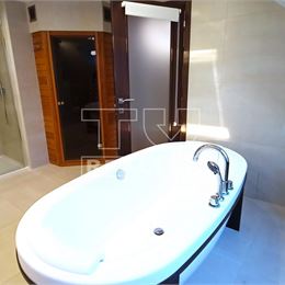 TUreality ponúka na predaj veľký mezonetový byt v centre Topoľčian, 230m2