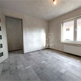 REZERVOVANÉ!!!Na predaj zrekonštruovaný 4 izbový rodinný dom na pozemku 551 m2 Horné Otrokovce, okres Hlohovec