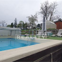 Prenájom rodinného domčeku s krásnym pozemkom a bazén - 745 m2 v obci Dúbravica