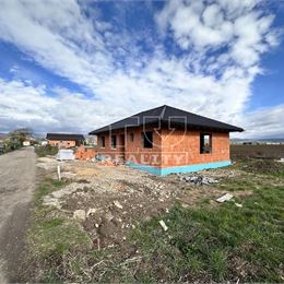 NOVOSTAVBA TEHLOVÉHO RODINNÉHO DOMU, POZEMOK O ROZLOHE 442m2, VEĽKÉ BIEROVCE