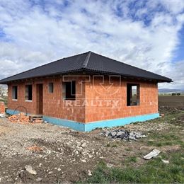 NOVOSTAVBA TEHLOVÉHO RODINNÉHO DOMU, POZEMOK O ROZLOHE 442m2, VEĽKÉ BIEROVCE