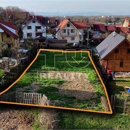 TUreality ponúka na predaj slnečný pozemok o výmere 640m2 v obci Banka, na skok od lesa a svetoznámych